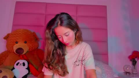 Snapshot of littlee_emma_ chatting on 19, 2, 2025 littlee_emma_ online show from 19, 2, 2025