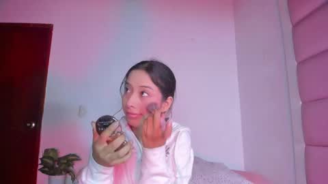 Snapshot of littlee_emma_ chatting on 1, 10, 2025 littlee_emma_ online show from 1, 10, 2025