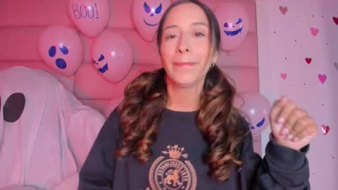 Snapshot of littlee_emma_ chatting on 13, 10, 2025 littlee_emma_ online show from 13, 10, 2025