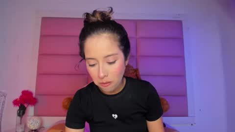 Snapshot of littlee_emma_ chatting on 8, 1, 2026 littlee_emma_ online show from 8, 1, 2026