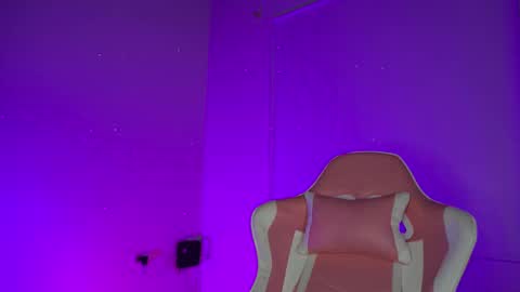 Snapshot of littlee_emma_ chatting on 18, 2, 2026 littlee_emma_ online show from 18, 2, 2026