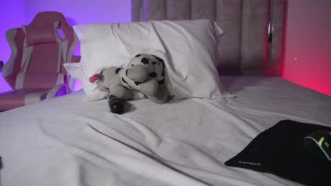 Snapshot of littlee_emma_ chatting on 11, 4, 2026 littlee_emma_ online show from 11, 4, 2026
