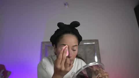 Snapshot of littlee_emma_ chatting on 2, 5, 2026 littlee_emma_ online show from 2, 5, 2026