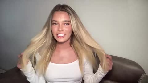 Snapshot of littlemaryjane19 chatting on 19, 12, 2024 Marciabrady online show from 19, 12, 2024