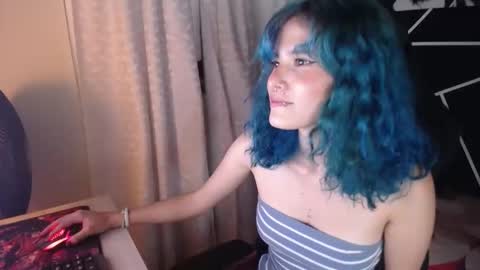 Snapshot of littlenami_ chatting on 26, 9, 2025 LAUREN online show from 26, 9, 2025