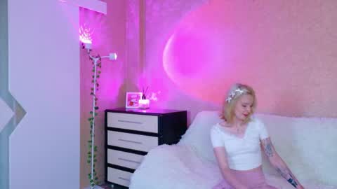 llovelymia online show from 9, 8, 2026