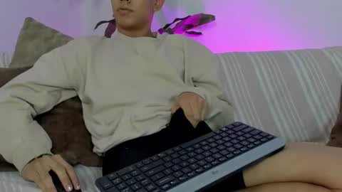 logantwink18 online show from 18, 2, 2026