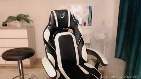  Lola  online show from 27, 1, 2025