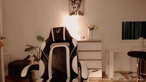  Lola  online show from 25, 4, 2026