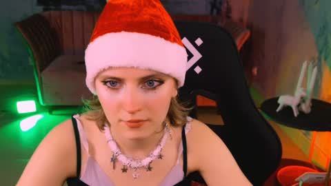 Snapshot of lolaasmus chatting on 25, 12, 2024 I consider myself the god Loki but life just calls me LOL  online show from 25, 12, 2024