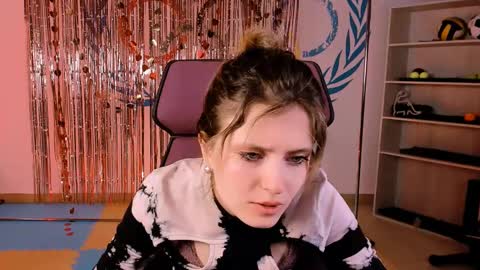 Snapshot of lolaasmus chatting on 27, 2, 2025 I consider myself the god Loki but life just calls me LOL  online show from 27, 2, 2025