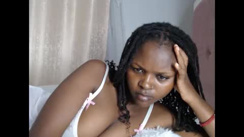 Snapshot of lolamia7 chatting on 2, 4, 2026 lolamia7 online show from 2, 4, 2026