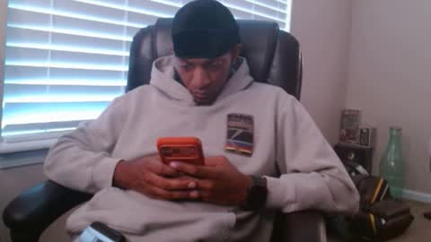 Snapshot of longknoxsteel chatting on 17, 11, 2025 LongKnoxSteel online show from 17, 11, 2025