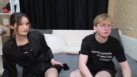 Jean and Isa right couple Mark and Eva left couple online show from 6, 2, 2025