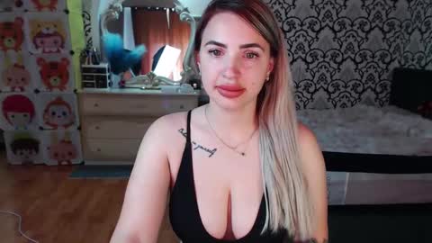 Queen LoraSinClare online show from 20, 5, 2026