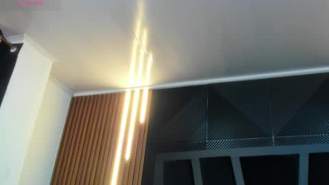  L O R E N Z O  Thumbs Up help  online show from 20, 11, 2025