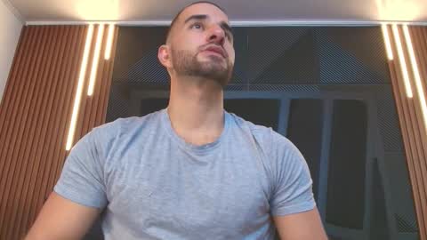  L O R E N Z O  Thumbs Up help  online show from 14, 2, 2026