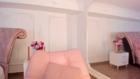 Snapshot of luciana_roa chatting on 18, 12, 2025 Luciana online show from 18, 12, 2025