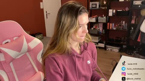 Snapshot of lucie_hot chatting on 3, 12, 2024 Lucie hot follow me on online show from 3, 12, 2024