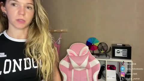 Snapshot of lucie_hot chatting on 18, 9, 2025 Lucie hot follow me on online show from 18, 9, 2025