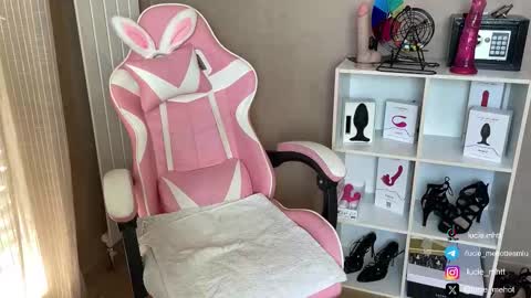 Snapshot of lucie_hot chatting on 29, 9, 2025 Lucie hot follow me on online show from 29, 9, 2025