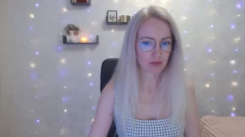 Snapshot of luckcristal chatting on 6, 4, 2026 Arina online show from 6, 4, 2026