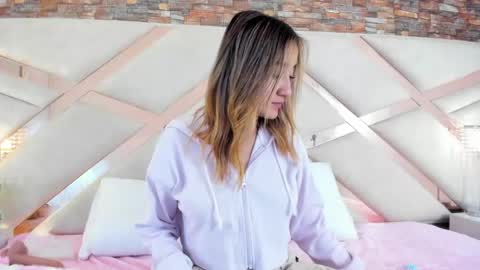 lucy_davies_ online show from 30, 4, 2026