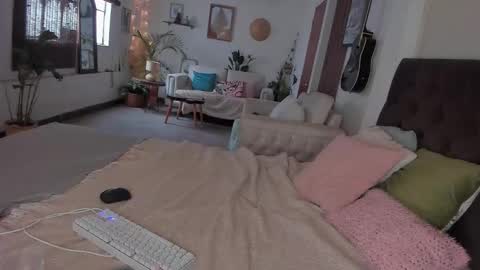 Snapshot of lucy_sweetgirl19 chatting on 14, 9, 2025 luciana online show from 14, 9, 2025