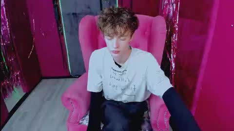 Snapshot of luke_sweet chatting on 16, 12, 2025 Luke online show from 16, 12, 2025