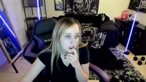 Snapshot of luna_lovelyy chatting on 2, 7, 2026 Luna online show from 2, 7, 2026