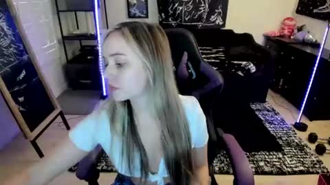 Snapshot of luna_lovelyy chatting on 9, 7, 2026 Luna online show from 9, 7, 2026