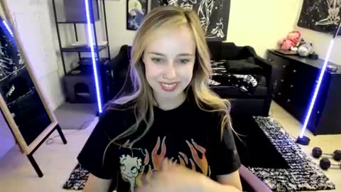 Snapshot of luna_lovelyy chatting on 13, 7, 2026 Luna online show from 13, 7, 2026