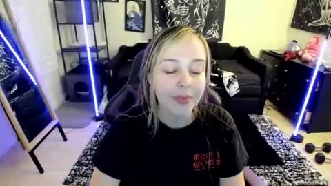 Snapshot of luna_lovelyy chatting on 15, 7, 2026 Luna online show from 15, 7, 2026