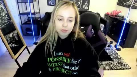 Snapshot of luna_lovelyy chatting on 1, 8, 2026 Luna online show from 1, 8, 2026