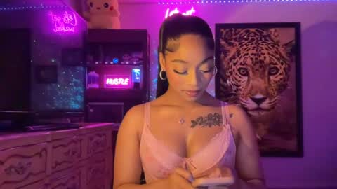 lunaa_11 online show from 19, 6, 2026