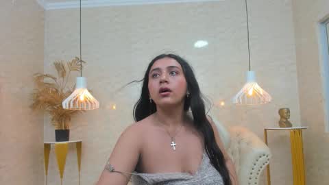 Luna Abril  online show from 5, 3, 2026