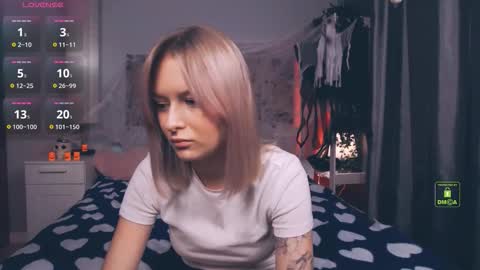 Snapshot of lunaluxyx chatting on 12, 10, 2025 Luna online show from 12, 10, 2025