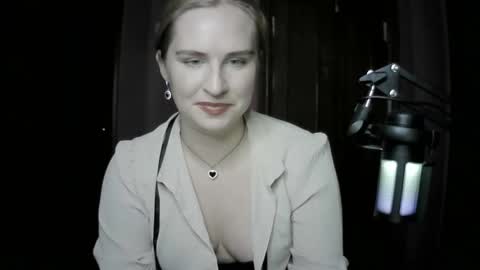 lunamystique_ online show from 16, 10, 2025