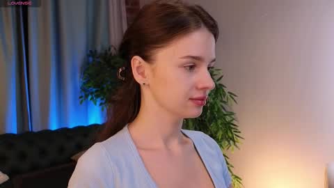 lunaolivia_ online show from 24, 11, 2025