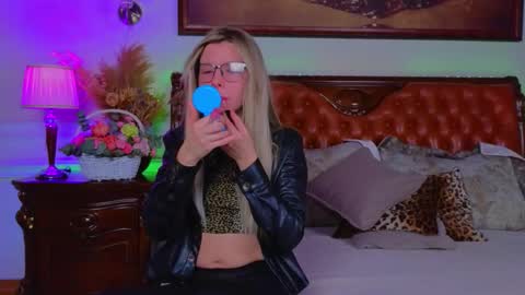 Luna Rishi online show from 4, 2, 2026