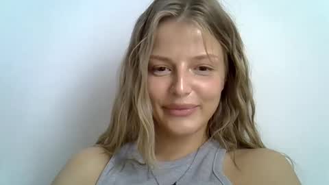 Snapshot of lunav7 chatting on 9, 9, 2025 Luna  online show from 9, 9, 2025