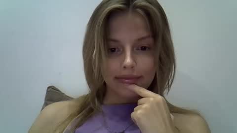 Snapshot of lunav7 chatting on 25, 9, 2025 Luna  online show from 25, 9, 2025