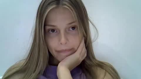 Snapshot of lunav7 chatting on 10, 10, 2025 Luna  online show from 10, 10, 2025