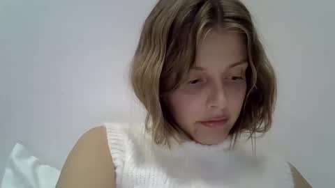 Snapshot of lunav7 chatting on 12, 10, 2025 Luna  online show from 12, 10, 2025