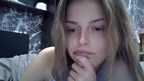 Snapshot of lunav7 chatting on 22, 10, 2025 Luna  online show from 22, 10, 2025