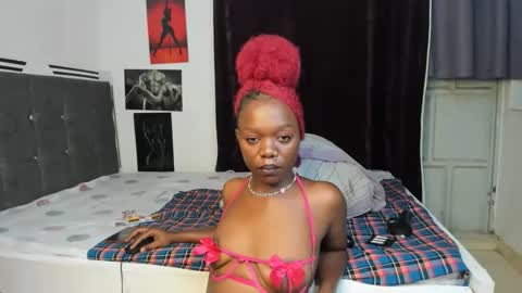 Snapshot of luxedollxoxoo chatting on 19, 12, 2025 luxedollxoxoo online show from 19, 12, 2025