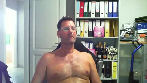 Snapshot of macfly67 chatting on 6, 8, 2026 macfly67 online show from 6, 8, 2026