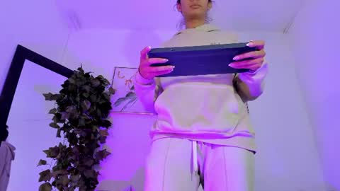 Snapshot of maddie_ray_ chatting on 8, 6, 2026 Maddie Ray online show from 8, 6, 2026