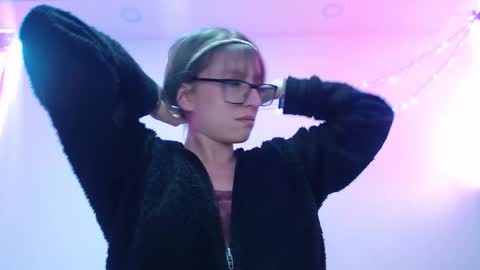 Snapshot of maddy_14 chatting on 16, 12, 2025 Maddy UwU online show from 16, 12, 2025