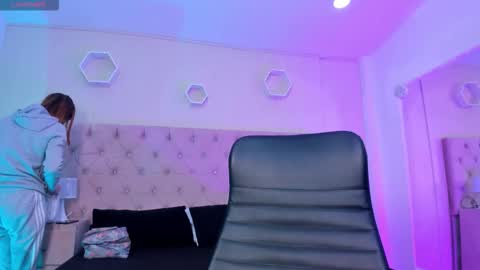 Snapshot of madisonsky_ chatting on 12, 10, 2025 madison online show from 12, 10, 2025